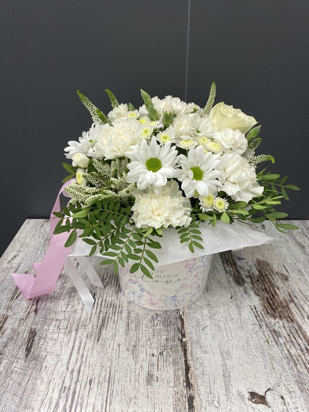 Ароматная композиция с белыми диантусами😍❤️, артикул F1263859 - 2942 рублей, доставка по городу. Flawery - доставка цветов