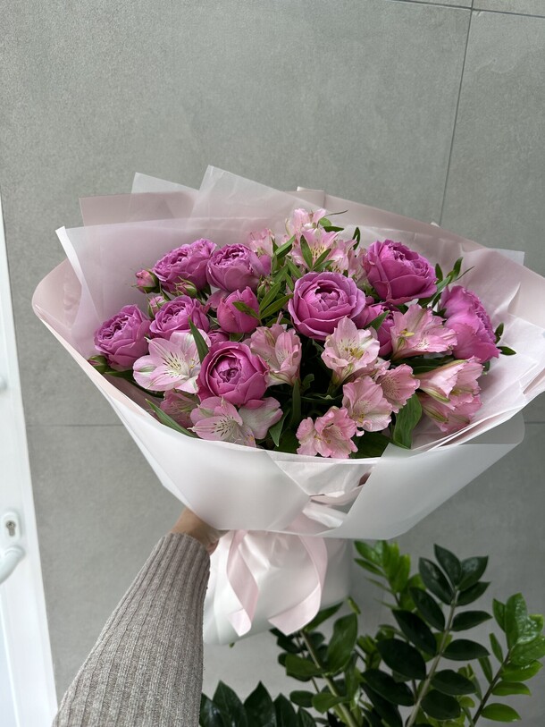 Ароматный нежный букет из кустовых пионовидных роз и альстромерий❤️😍, артикул F1296271 - 3509 рублей, доставка по городу. Flawery - доставка цветов