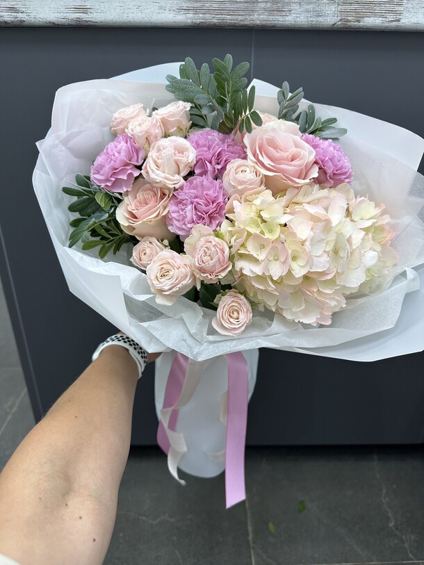 Нежный букет с гортензией и розами❤️😍, артикул F1300227 - 3160 рублей, доставка по городу. Flawery - доставка цветов