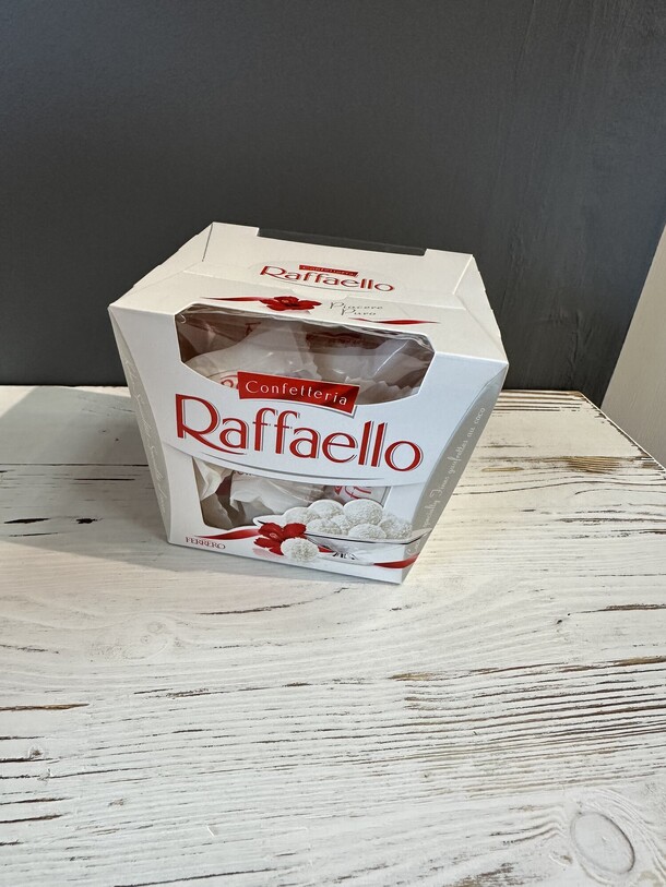 Коробочка конфет raffaello, артикул F1361732 - 750 рублей, доставка по городу. Flawery - доставка цветов