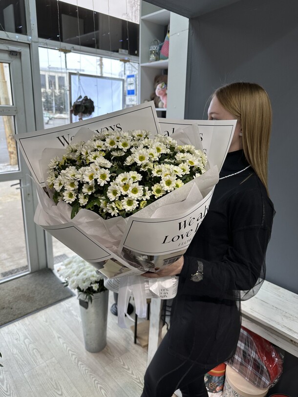 Букет нежных ромашек🤍, артикул F1384904 - 5114 рублей, доставка по городу. Flawery - доставка цветов
