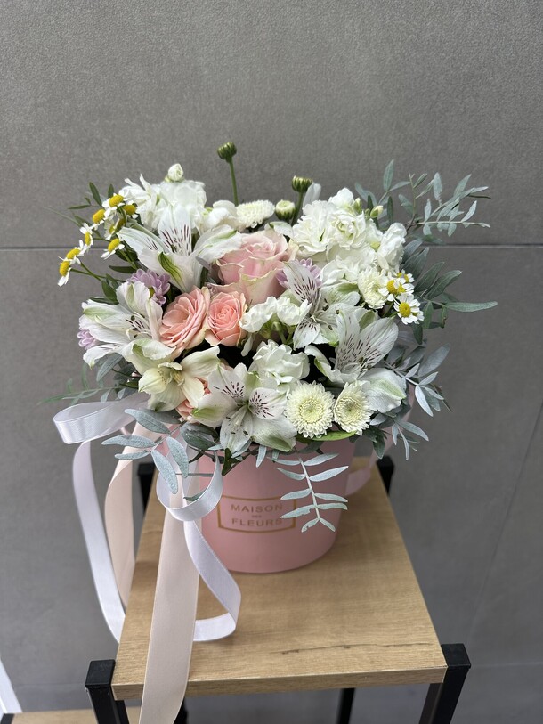 Нежная композиция с цветами, артикул F1391408 - 2436 рублей, доставка по городу. Flawery - доставка цветов