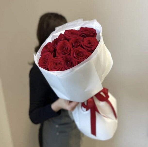 Букет из 11 красных роз, артикул F1396186 - 4473 рублей, доставка по городу. Flawery - доставка цветов