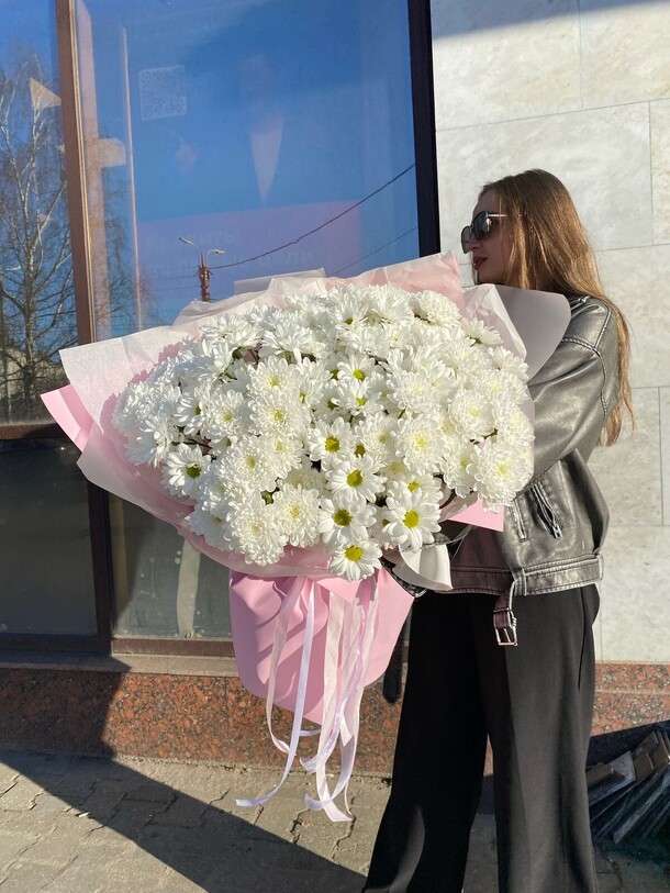 Большой букет из хризантем 😍, артикул F1411025 - 8900 рублей, доставка по городу. Flawery - доставка цветов