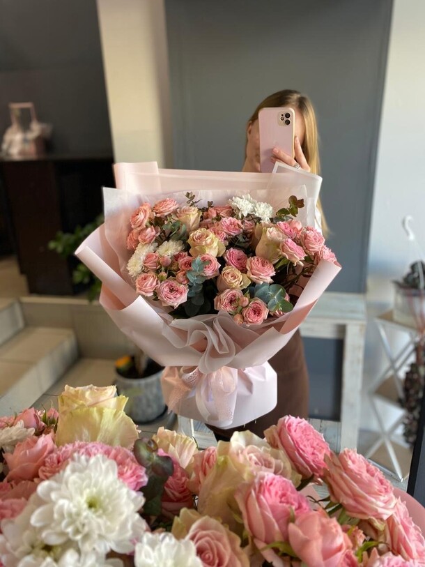 Ажурный букет из роз, артикул F1411032 - 7440 рублей, доставка по городу. Flawery - доставка цветов