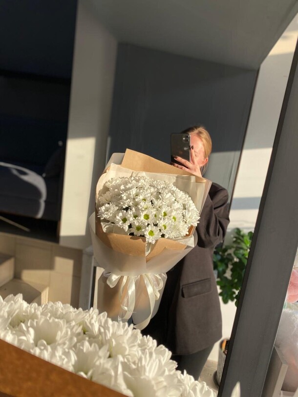 Букет из ромашек в крафте, артикул F1448757 - 3075 рублей, доставка по городу. Flawery - доставка цветов