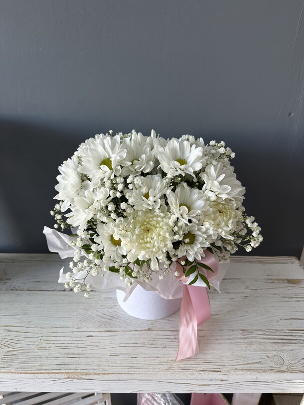 Нежная композиция из хризантем и гипсофилы, артикул F1473591 - 2475 рублей, доставка по городу. Flawery - доставка цветов