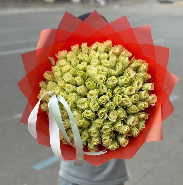 Букет из 101 розы chantal red, артикул F1429980 - 12500 рублей, доставка по городу. Flawery - доставка цветов