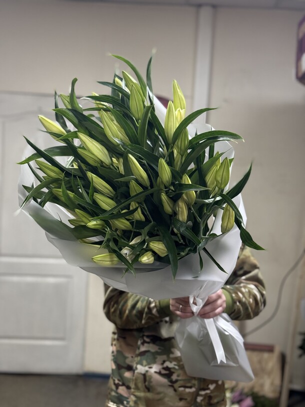 Белые лилии 9 веточек, артикул F1381927 - 16000 рублей, доставка по городу. Flawery - доставка цветов