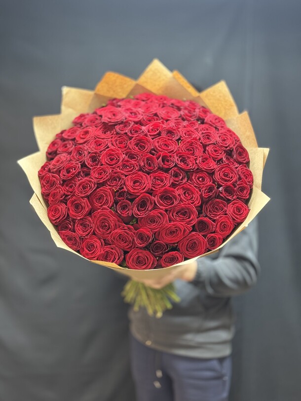 Красные розы 101 шт, артикул F1423355 - 32000 рублей, доставка по городу. Flawery - доставка цветов