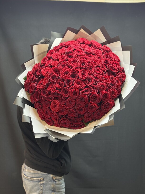 Красные розы 101 шт, артикул F1423358 - 30000 рублей, доставка по городу. Flawery - доставка цветов