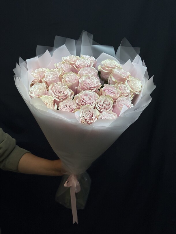 Розы эквадорские 23 шт, артикул F1432019 - 15000 рублей, доставка по городу. Flawery - доставка цветов