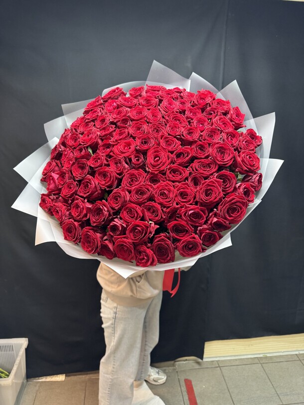 Красные розы 101 шт 80 см, артикул F1432024 - 31000 рублей, доставка по городу. Flawery - доставка цветов