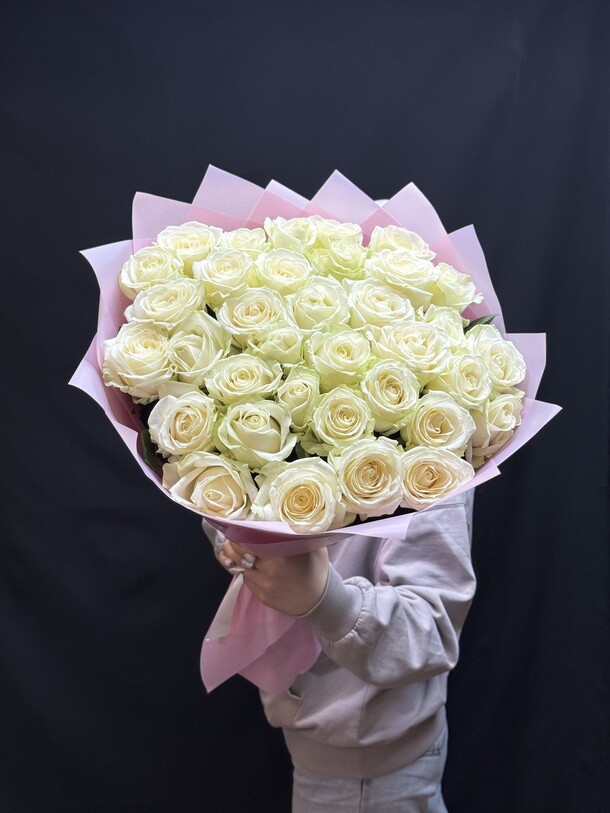 Белые розы 35 шт, артикул F1432026 - 11000 рублей, доставка по городу. Flawery - доставка цветов