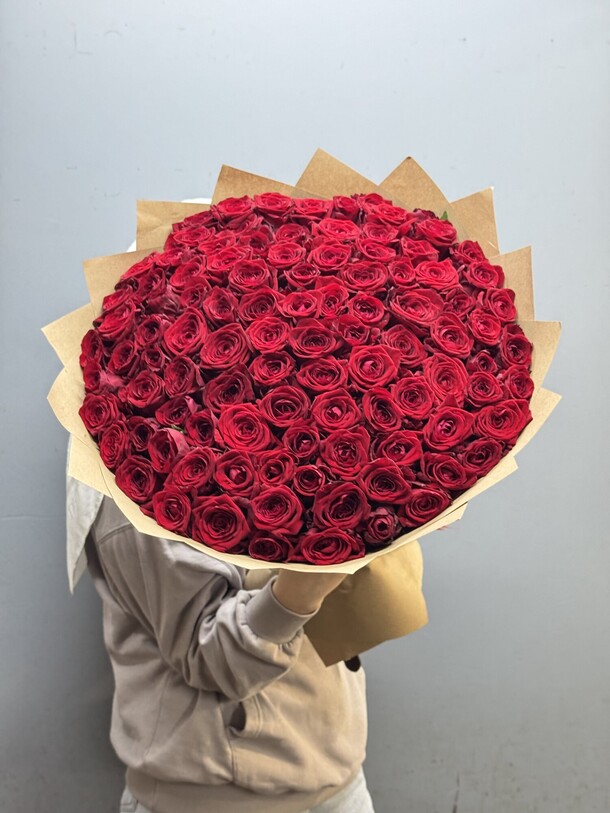 Красные розы 101 шт 50 см, артикул F1432030 - 25900 рублей, доставка по городу. Flawery - доставка цветов