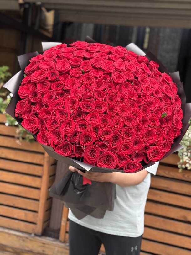 Красные розы 151 шт, артикул F1445659 - 40000 рублей, доставка по городу. Flawery - доставка цветов