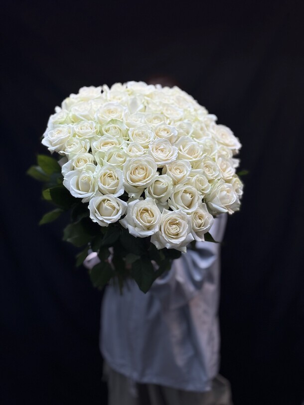 Белые розы 51 шт🌹, артикул F1448043 - 15500 рублей, доставка по городу. Flawery - доставка цветов