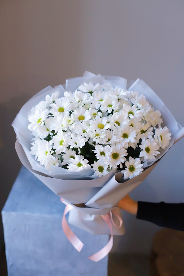 Букет из ромашек хризантем, артикул F1265873 - 5506 рублей, доставка по городу. Flawery - доставка цветов