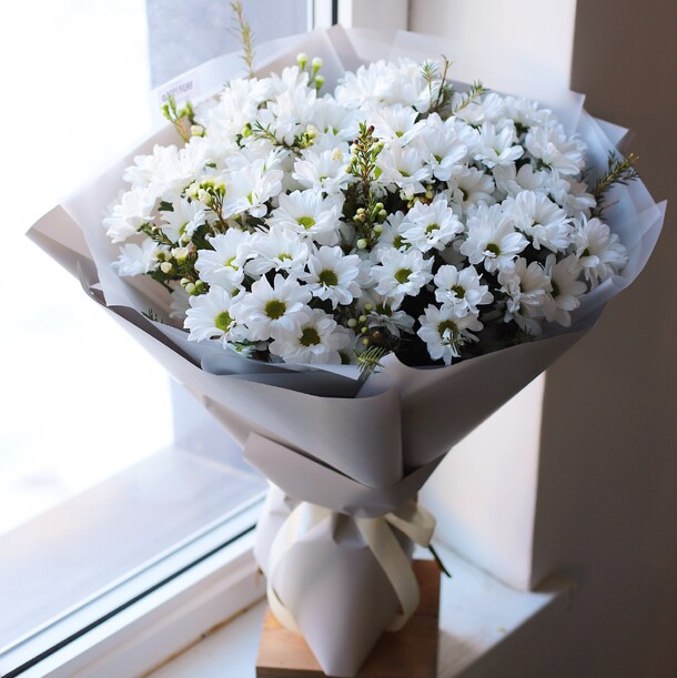 Букет из хризантем ромашек, артикул F1265942 - 7865 рублей, доставка по городу. Flawery - доставка цветов