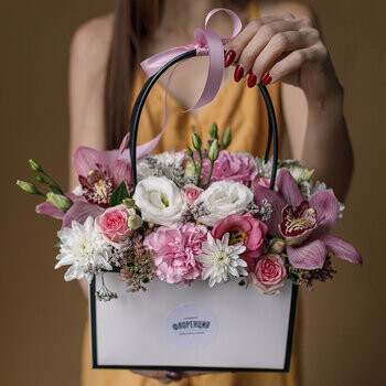 Букет в сумочке с орхидеями, артикул F1266751 - 6135 рублей, доставка по городу. Flawery - доставка цветов