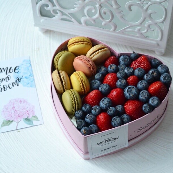 Букет из ягод с макаруни в форме сердца, артикул F1267925 - 9077 рублей, доставка по городу. Flawery - доставка цветов