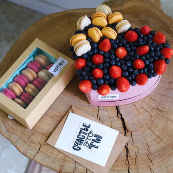 Букет из ягод и макарун, артикул F1270520 - 8652 рублей, доставка по городу. Flawery - доставка цветов