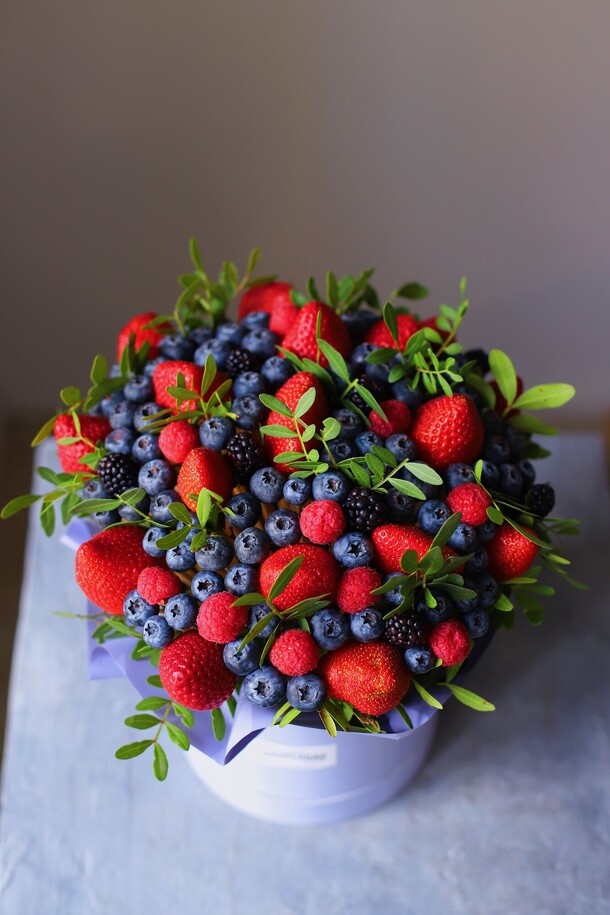 Букет из летних ягод в коробке, артикул F1270533 - 8648 рублей, доставка по городу. Flawery - доставка цветов
