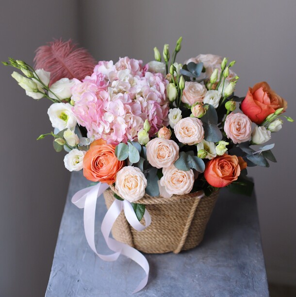 Букет в корзине с гортензией, артикул F1270832 - 10225 рублей, доставка по городу. Flawery - доставка цветов