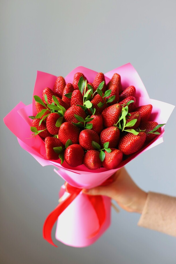 Букет из клубники, артикул F1271353 - 5445 рублей, доставка по городу. Flawery - доставка цветов