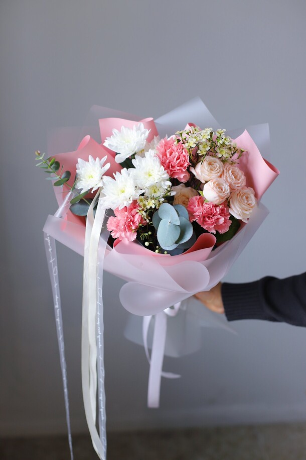 Нежный букет в стильной упаковке, артикул F1271365 - 4840 рублей, доставка по городу. Flawery - доставка цветов