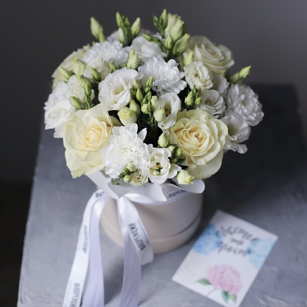 Букет в белых оттенках в коробке, артикул F1344858 - 7865 рублей, доставка по городу. Flawery - доставка цветов