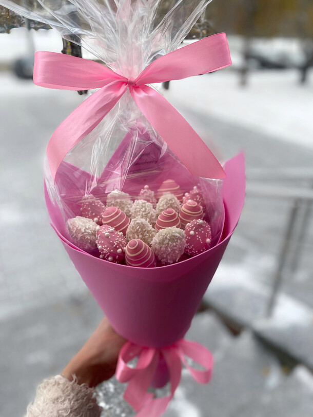 Букет из клубники «конфета», артикул F1264458 - 3190 рублей, доставка по городу. Flawery - доставка цветов