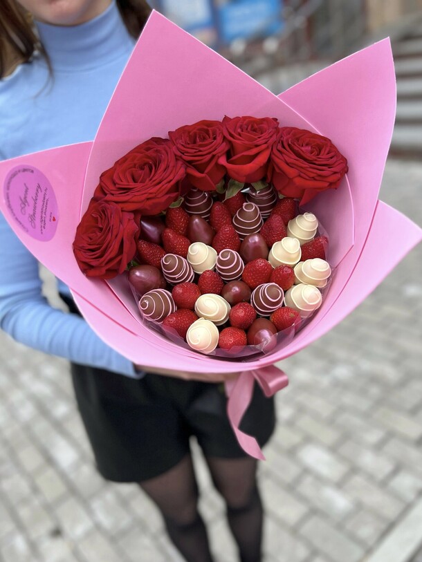 Букет с розами и клубникой, артикул F1264462 - 4690 рублей, доставка по городу. Flawery - доставка цветов