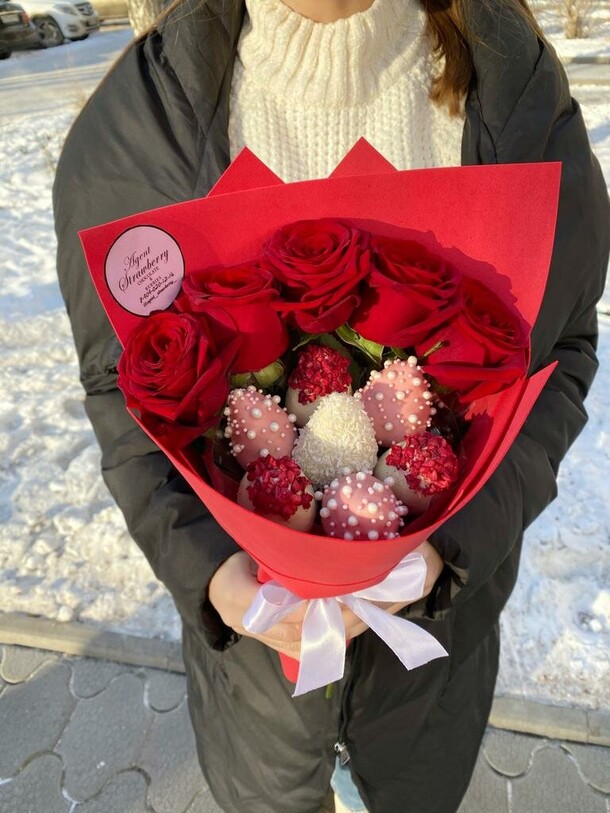 Букет из клубники 5 роз, артикул F1264479 - 3590 рублей, доставка по городу. Flawery - доставка цветов