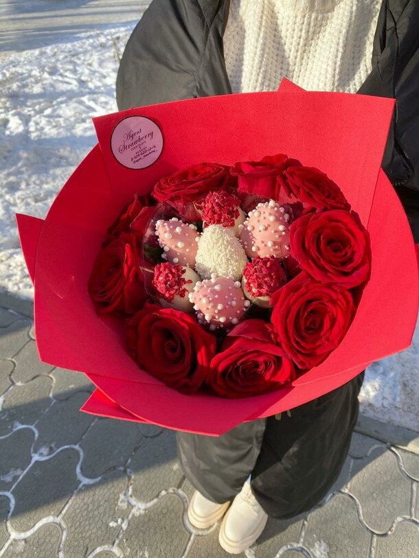 Букет из клубники 9 роз, артикул F1264482 - 3990 рублей, доставка по городу. Flawery - доставка цветов