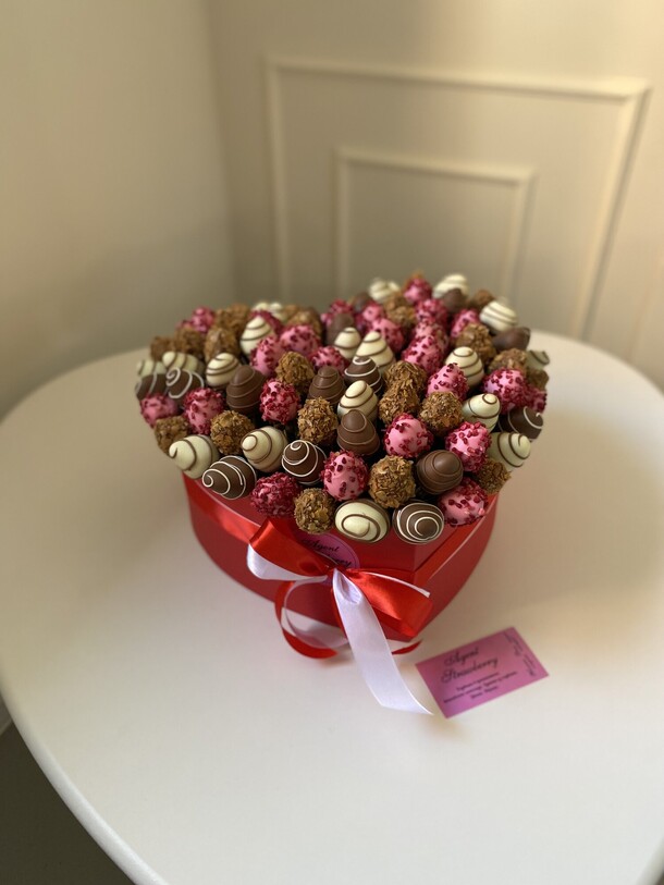 Сердце с клубникой в шоколаде, артикул F1336097 - 8190 рублей, доставка по городу. Flawery - доставка цветов