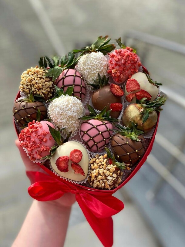 Сердце с клубникой в шоколаде, артикул F1336104 - 3490 рублей, доставка по городу. Flawery - доставка цветов