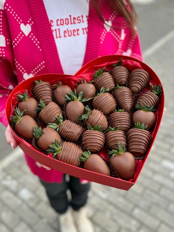 Сердце с клубникой в шоколаде, артикул F1336108 - 5190 рублей, доставка по городу. Flawery - доставка цветов