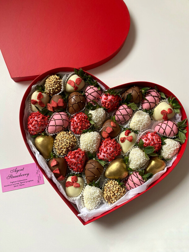 Сердце с клубникой в шоколаде, артикул F1336122 - 6290 рублей, доставка по городу. Flawery - доставка цветов