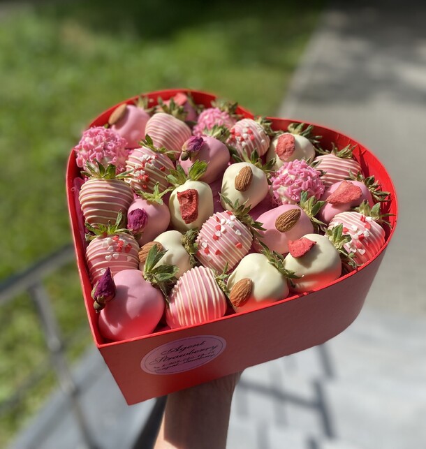 Сердце с клубникой в шоколаде, артикул F1336124 - 4390 рублей, доставка по городу. Flawery - доставка цветов