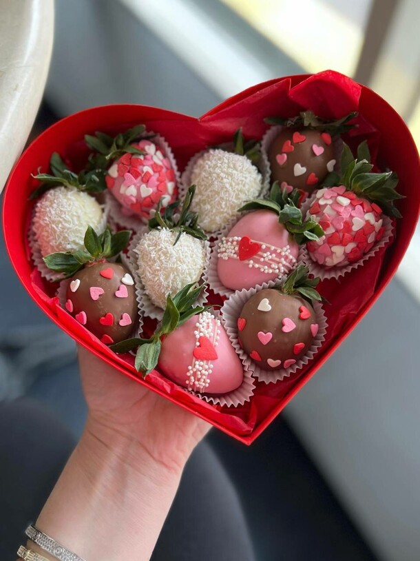 Сердце с клубникой в шоколаде, артикул F1336127 - 3290 рублей, доставка по городу. Flawery - доставка цветов