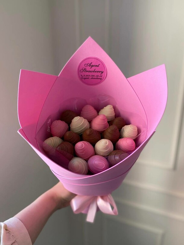 Букет из клубники «подарочный», артикул F1336168 - 3890 рублей, доставка по городу. Flawery - доставка цветов