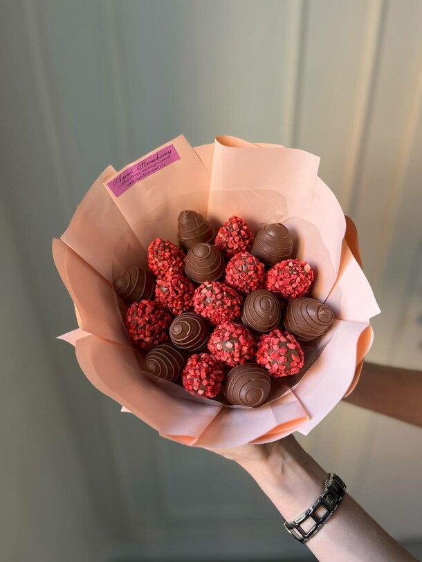 Букет из клубники «магнолия», артикул F1336172 - 3890 рублей, доставка по городу. Flawery - доставка цветов