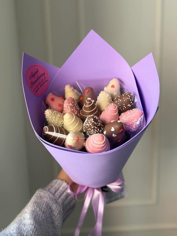 Букет из клубники «сердечки», артикул F1336203 - 3190 рублей, доставка по городу. Flawery - доставка цветов