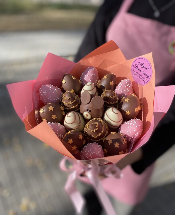 Букет из клубники «мишутка», артикул F1336205 - 3890 рублей, доставка по городу. Flawery - доставка цветов