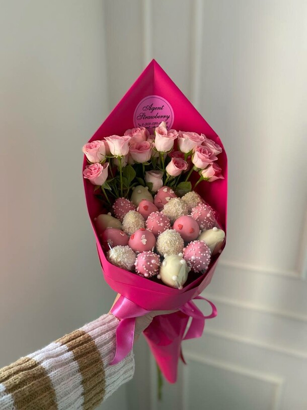 Букет из клубники и цветов «романтика», артикул F1336236 - 4190 рублей, доставка по городу. Flawery - доставка цветов