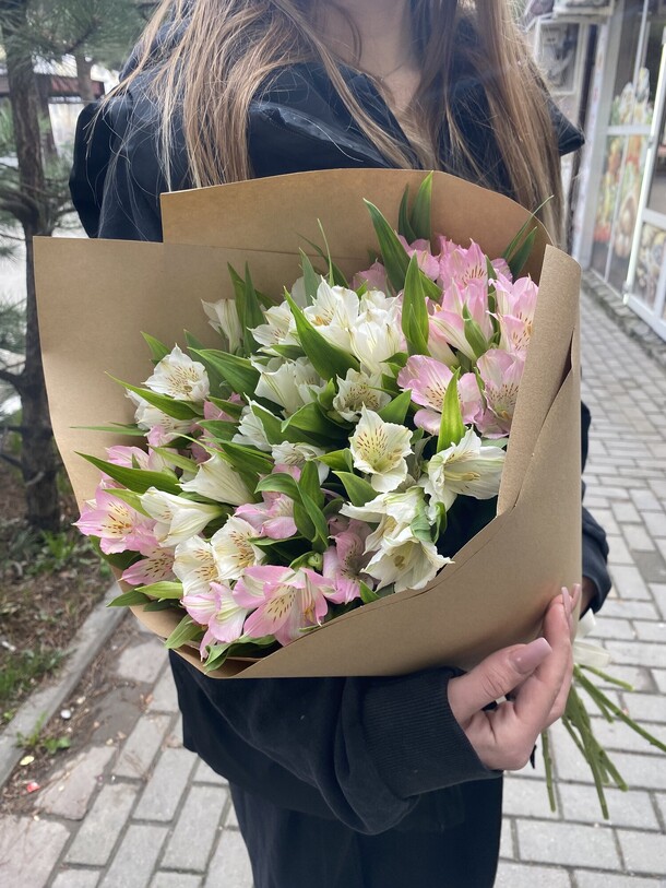 Букет альстромерий, артикул F1264568 - 2850 рублей, доставка по городу. Flawery - доставка цветов