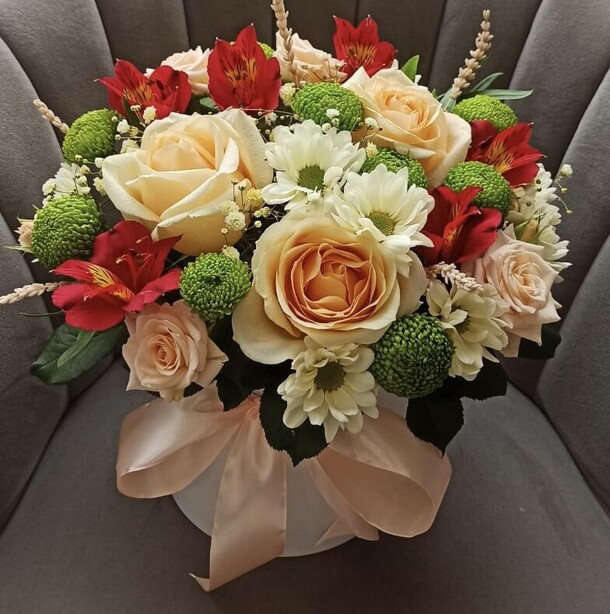 Цветы в коробке, артикул F1289740 - 3182 рублей, доставка по городу. Flawery - доставка цветов