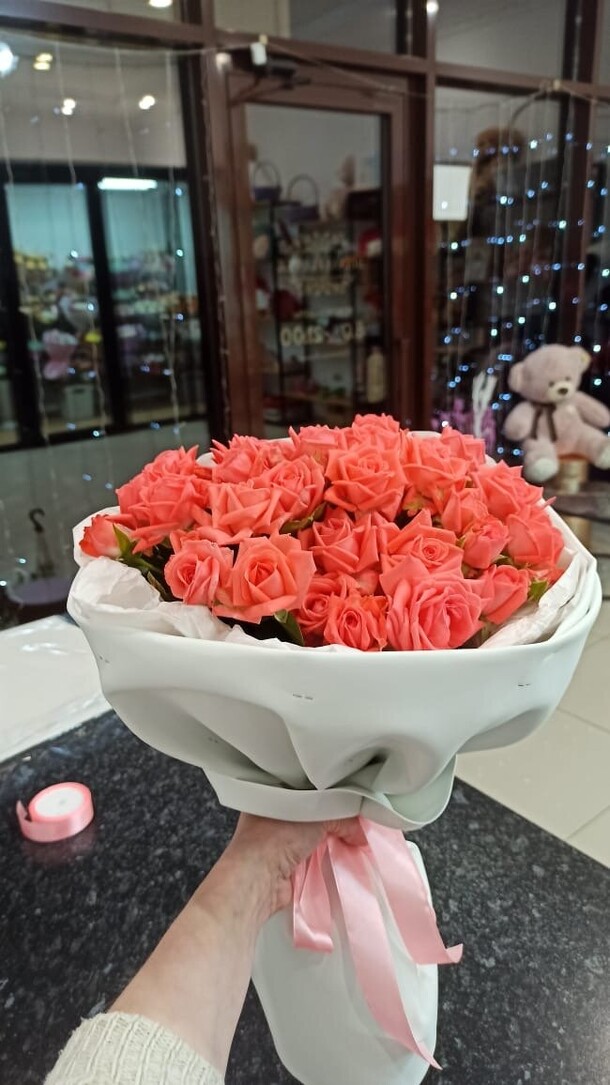 Букет из кустовых роз барбадос, артикул F1292500 - 2182 рублей, доставка по городу. Flawery - доставка цветов