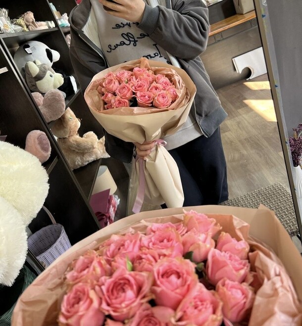 Букет из кустовых роз, артикул F1345233 - 2455 рублей, доставка по городу. Flawery - доставка цветов